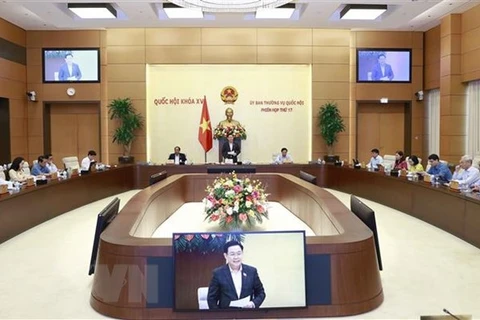 Председатель Национального собрания Выонг Динь Хюэ выступил с речью в конце 17-го заседания Постоянного комитета Национального собрания. (Фото: Зоан Тан/ВИА)