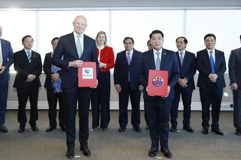 Премьер-министр Фам Минь Тьинь присутствовал на церемонии подписания Меморандума о взаимопонимании (МоВ) о всеобъемлющем стратегическом партнерстве и сотрудничестве между Royal De Heus Group и Hung Nhon Group. (Фото: ВИА)