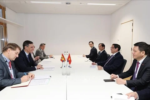 Премьер-министр Фам Минь Тьинь (второй справа) на встрече со своим испанским коллегой Педро Санчесом Перес-Кастехоном (второй слева). (Фото: ВИА) 