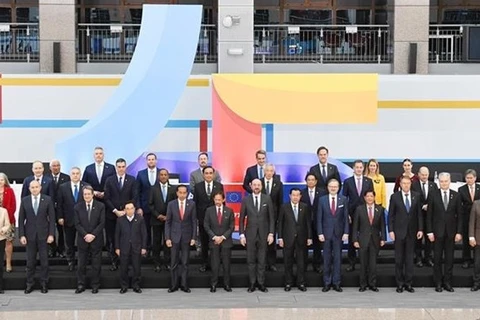 Лидеры на памятном саммите АСЕАН-ЕС на групповом фото. (Фото: VNA) 