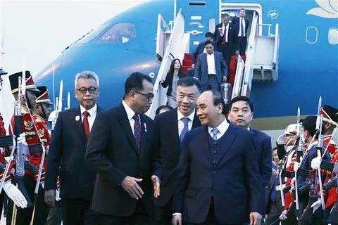 Делегаты встретили президента Нгуен Суан Фука в аэропорту Джакарты. (Фото: ВИА)
