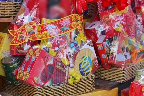 Супермаркеты и продуктовые магазины в Хошимине предлагают множество видов подарочных корзин Тэт по цене от 100.000 донгов (4 долл. США) до нескольких миллионов вьетнамских донгов (Фото: laodong.vn) 