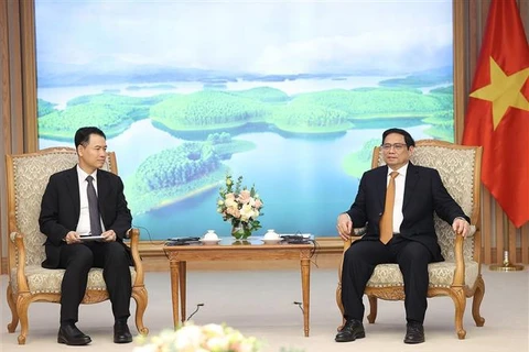 Премьер-министр Фам Минь Тьинь принимает министра промышленности и торговли Лаоса Малайтонга Коммасита. (Фото: Зыонг Жанг/ВИА)