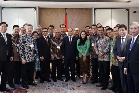 Президент Нгуен Суан Фук фотографируется с делегацией Ассоциации дружбы Индонезия-Вьетнам. (Фото: ВИА)