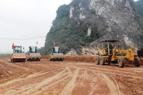 1 января 2023 года одновременно начнется строительство 12 составных проектов второй фазы проекта скоростной автомагистрали Север-Юг (2021-2025 годы). (Фото: Виет Хунг/Vietnam+)