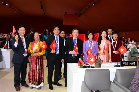 Посол Ле Тхи Хонг Ван (третья справа) и вьетнамская делегация во время церемонии ЮНЕСКО признания Чамского гончарного искусства нематериальным культурным наследием, нуждающимся в срочной защите. (Фото: ВИА)