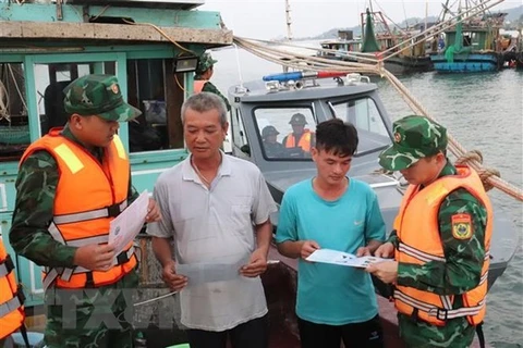 Силы пограничной службы Куангниня призывают людей не заниматься незаконным рыболовством, которое влияет на морскую среду. (Фото: опубликовано ВИА)