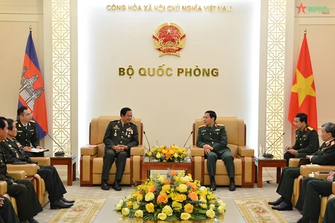 Генерал Фан Ван Жанг принимает генерала Кун Кима, заместителя председателя, генерального секретаря Ассоциации ветеранов Королевства Камбоджа. (Фото: ВИА) 