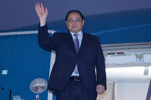 Премьер-министр Фам Минь Тьинь покинул Ханой для официального визита в ЛНДР. (Фото: ВИА)