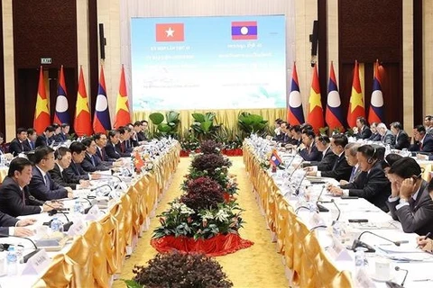 На встрече сопредседателями выступили премьер-министр Фам Минь Тьинь и премьер-министр Лаоса Сонексай Сипхандоне. (Фото: ВИА)