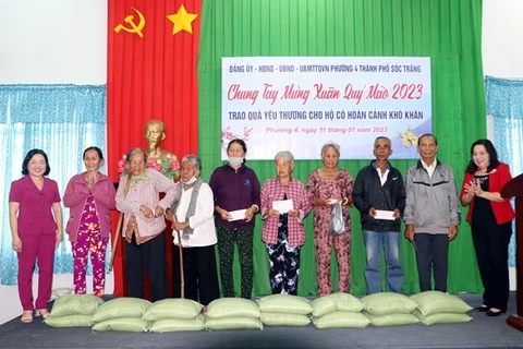 Рисовая помощь доставлена нуждающимся в преддверии Тэт в Шокчанге (Фото: ВИА) 