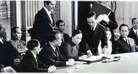 Министр иностранных дел Вьетнама Нгуен Тхи Бинь подписала Соглашение о прекращении войны и восстановлении мира во Вьетнаме (Парижский международный конференц-центр, 27 января 1973 г.). (Фото: ВИА)