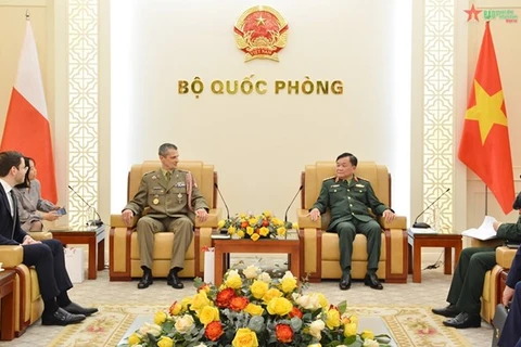 Заместитель министра генерал-полковник Хоанг Суан Чиен (справа) принимает атташе по вопросам обороны Польши во Вьетнаме полковника Ярослава Бондальского (Фото: qdnd.vn)