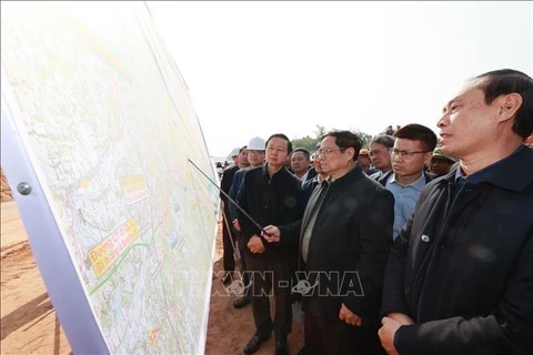 Премьер-министр Фам Минь Тьинь осмотрел ход строительства скоростной автомагистрали Туенкуанг-Футхо. (Фото: ВИА)