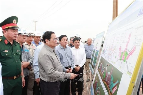 Премьер-министр Фам Минь Тьинь инспектирует ход реализации проекта (Фото: ВИА)