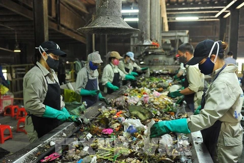 Переработка твердых бытовых отходов на мусороперерабатывающем заводе. (Фото: ВИА)