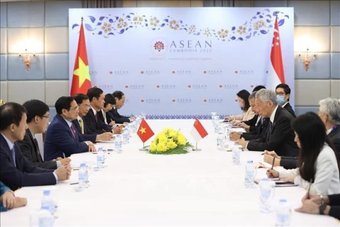 Встреча премьер-министра Фам Минь Тьиня и его сингапурского коллеги Ли Сяньлуна на полях 40-го и 41-го саммитов АСЕАН и связанных с ними саммитов в Пномпене, Камбоджа, в ноябре 2022 года. (Фото: ВИА)