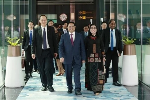 Премьер-министр Фам Минь Тьинь (в центре) и его супруга завершают официальный визит в Сингапур днем 10 февраля. (Фото: ВИА) 
