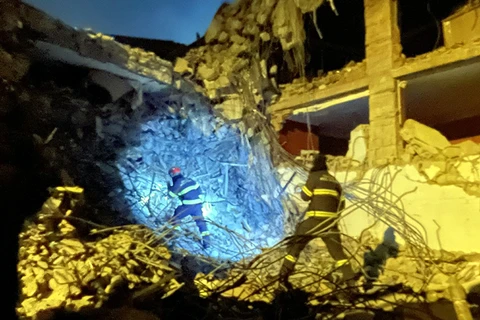Делегация Министерства общественной безопасности Вьетнама проводит спасательные работы в здании в городе Адыяман на юго-востоке Турции. 