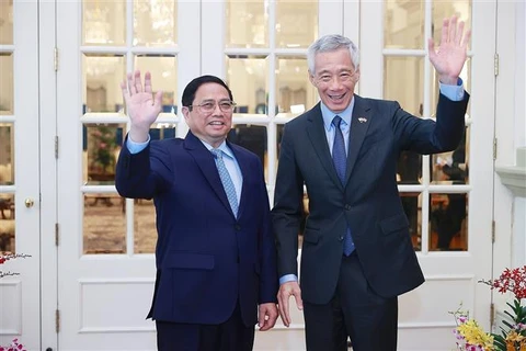 Премьер-министр Фам Минь Тьинь и премьер-министр Сингапура Ли Сянь Лун (справа). (Фото: ВИА)