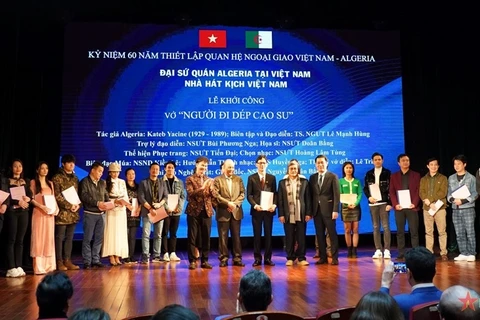 На церемонии присутствовали представители посольства Алжира во Вьетнаме и вьетнамского агентства по управлению культурой. (Фото: qdnd.vn)