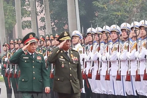 Министр обороны Вьетнама генерал Фан Ван Жанг (слева) и заместитель премьер-министра и министра обороны Камбоджи генерал Теа Бань проводят осмотр почетного караула на церемонии встречи последнего в Ханое 19 февраля. (Фото: ВИА) 