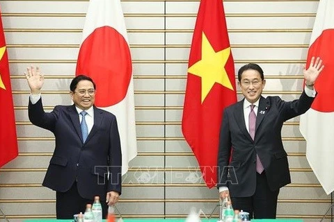 Премьер-министр Вьетнама Фам Минь Тьинь (слева) и его японский коллега Кишида Фумио. Вьетнам и Япония поддерживают регулярные обмены на высоком и всех уровнях (Фото: ВИА)