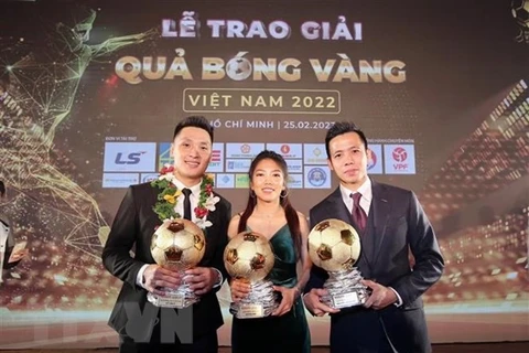 (справа) Нгуен Ван Кует, Золотой мяч мужского футбола, Хуинь Нху, Золотой мяч в женском футболе и вратарь Хо Ван И, Золотой мяч в футзалу. (Фото: Тхань Ву/ВИА)