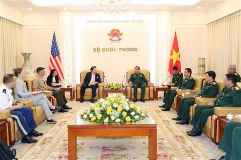 Заместитель министра национальной обороны генерал-полковник Хоанг Суан Чиен принял г-на Марка Э. Кнаппера, посла США во Вьетнаме и членов делегации. (Фото: Чонг Дык/ВИА)