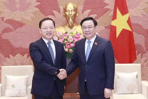 Председатель Национального собрания Выонг Динь Хюэ принимает генерального директора Samsung Electronics Group Пака Харк Кю. (Фото: Доан Тан/ВИА)