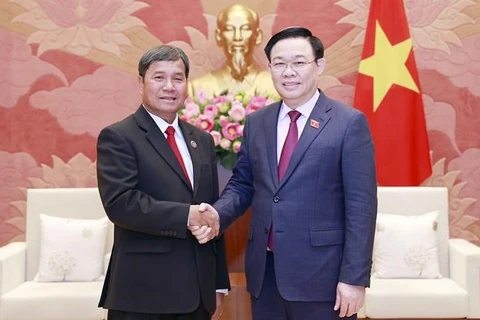 Председатель НС Выонг Динь Хюэ принимает заместителя председателя Национального собрания Лаоса Хамбая Дамлата. (Фото: ВИА) 