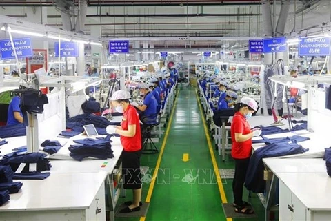 Рабочие компании Apparel Far Eastern (Vietnam) во вьетнамско-сингапурском промышленном парке, город Тхуанан, провинция Биньзыонг. (Фото: ВИА)