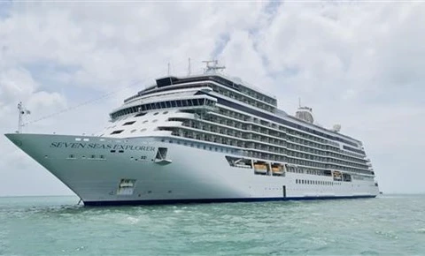 Круизный лайнер The Seven Seas Explores под флагом Маршалловых островов прибывает в город Нячанг 1 марта. (Фото: ВИА)