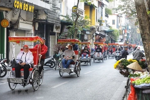 Иностранные туристы посещают Старый квартал Ханоя. (Фото: ВИА)