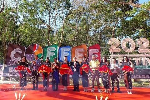 Открытие пункта регистрации на прогулочном маршруте Фан Динь Жот, город Буонматхуот во время фестиваля. (Фото: ВИА)