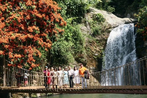 Туристический объект Конгчой (Небесные врата) стал рекордсменом Вьетнама по количеству природных водопадов в зоне экотуризма. (Фото: ВИА)