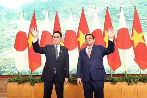 Премьер-министр Фам Минь Тьинь и премьер-министр Японии Кисида Фумио фотографируются вместе. (Фото: Зыонг Жанг/ВИА)