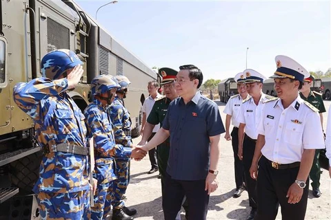 Председатель НС Выонг Динь Хюэ посетил и подбодрил офицеров и солдат 681-й бригады 2-го военно-морского округа. (Фото: ВИА)