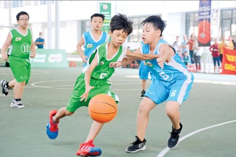 Матч в финальном туре Баскетбольного турнира учащихся начальной школы Ханоя 2022. (Фото qdnd.vn)