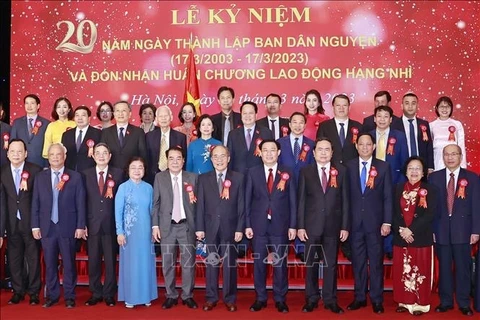 Председатель Национального собрания Выонг Динь Хюэ сфотографировался с делегатами на память. (Фото: Зоан Тан/ВИА)