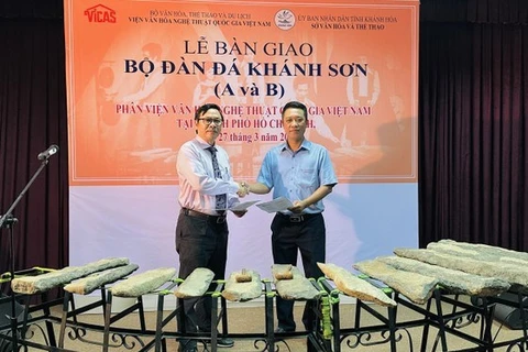 27 марта в юго-центральной провинции Кханьхоа состоялась церемония передачи двух наборов старинных литофонов Кханьшон (Фото: ВИА).