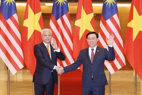 Председатель Национального собрания Выонг Динь Хюэ встретился с премьер-министром Малайзии Дато Шри Исмаилом Сабри бин Яакобом в ходе его официального визита во Вьетнам (Ханой, 21 марта 2022 г.). (Фото: ВИА)
