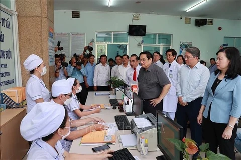 Премьер-министр Фам Минь Тьинь посещает и поддерживает пациентов в больнице Кханьхоа. )Фото: Зыонг Жанг/ВИА)