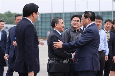 Церемония прощания с премьер-министром Фам Минь Тьинем перед отъездом из Ханоя на 4-й саммит Международной комиссии по реке Меконг во Вьентьяне, Лаос. (Фото: ВИА)