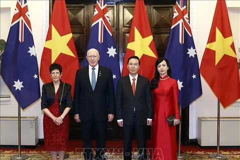 Президент государства Во Ван Тхыонг (второй справа), его супруга и генерал-губернатор Австралии Дэвид Херли с супругой на групповом фото. (Фото: ВИА)