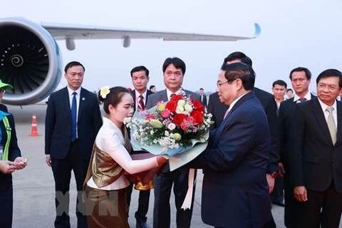 Церемония прощания с премьер-министром Фам Минь Тьинем в международном аэропорту Ваттай во Вьентьяне, Лаос. (Фото: ВИА)