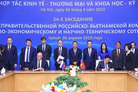 Д.Чернышенко и вице-премьер Вьетнама Чан Хонг Ха подписывают итоговый протокол 24-го заседания комиссии. (Фото: Ван Диеп/ВИА)