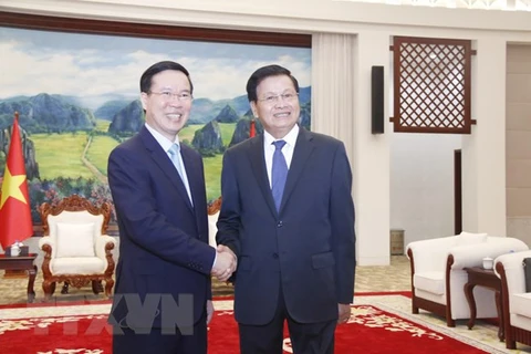 Генеральный секретарь, президент Лаоса Тонглун Сисулит принял президента Во Ван Тхыонга (слева), когда он был постоянным членом Секретариата ЦК КПВ в июле 2022 года. (Фото: ВИА)