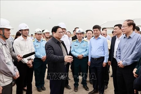 Премьер-министр Фам Минь Тьинь инспектирует ход реализации проекта расширения аэропорта Дьенбьен (Фото: ВИА)