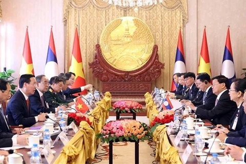 Президент Во Ван Тхыонг провел переговоры с генеральным секретарем, президентом Лаоса Тонглуном Сисулитом. (Фото: ВИА)